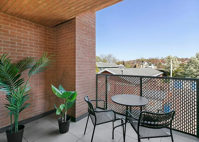 Pass The Keys Chic 3-Bedroom Retreat With Private Balcony