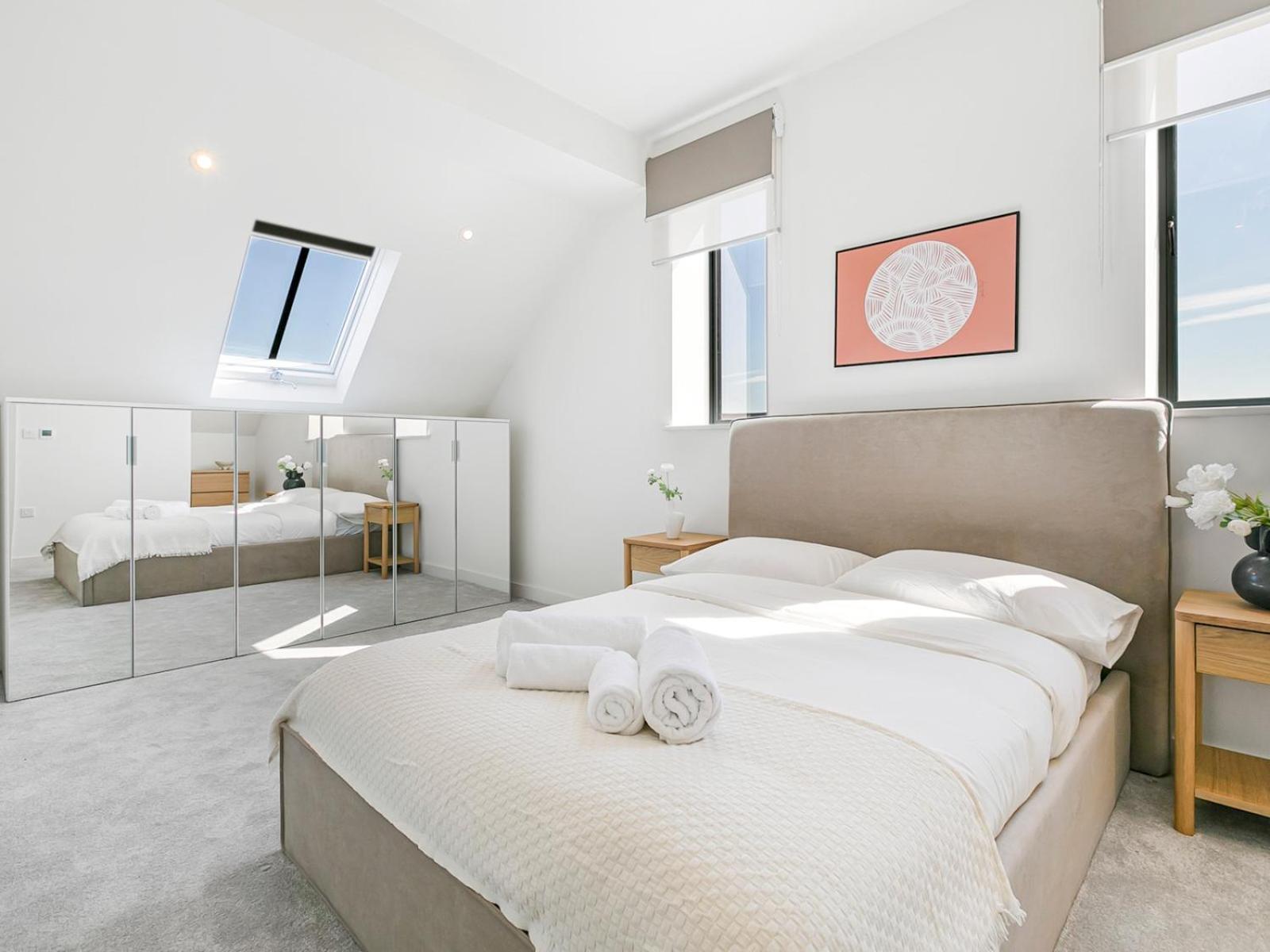 Pass The Keys Chic 3-bedroom Retreat With Private Balcony