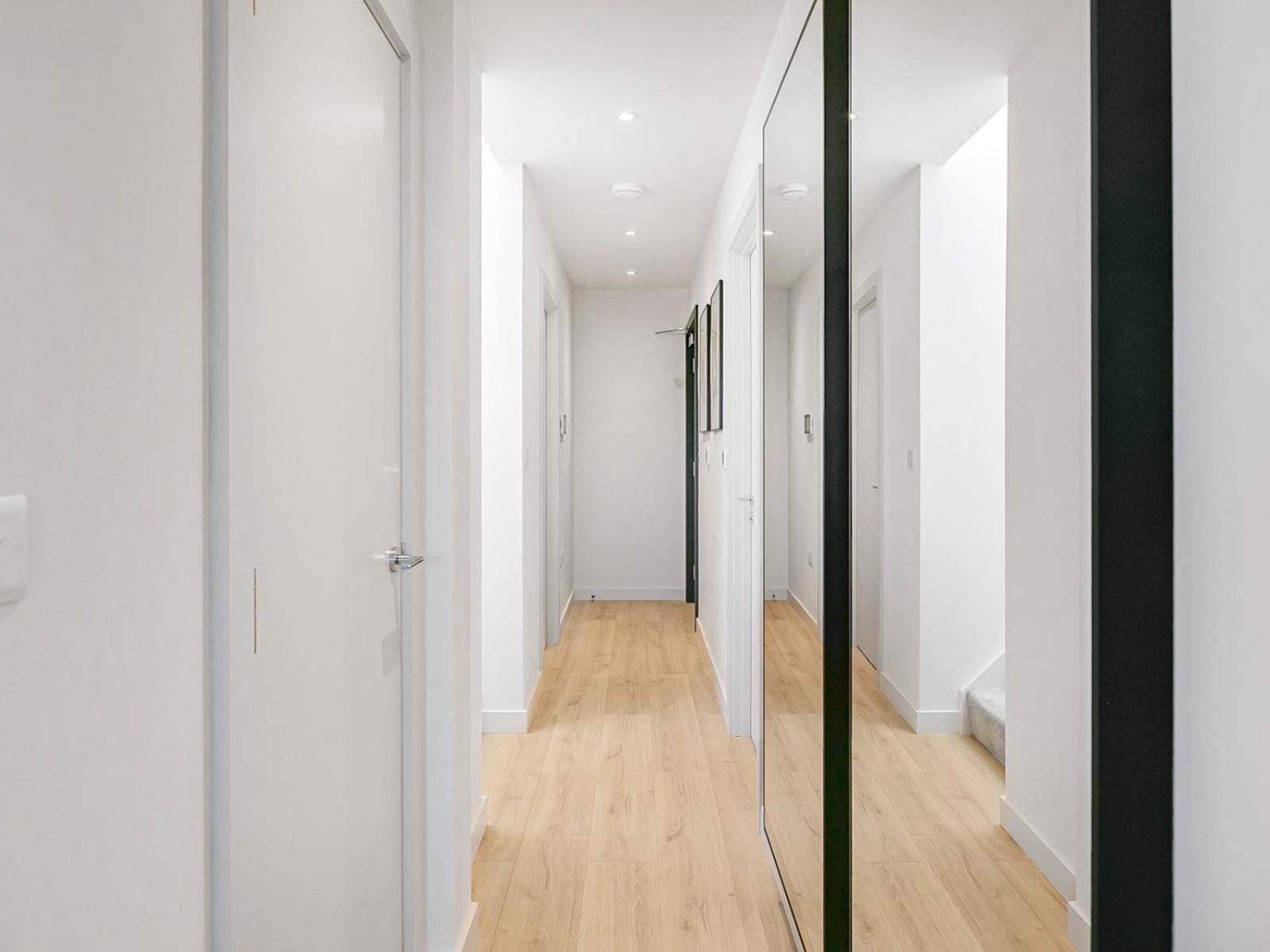 Appartement Pass The Keys Chic 3-bedroom Retreat With Private Balcony