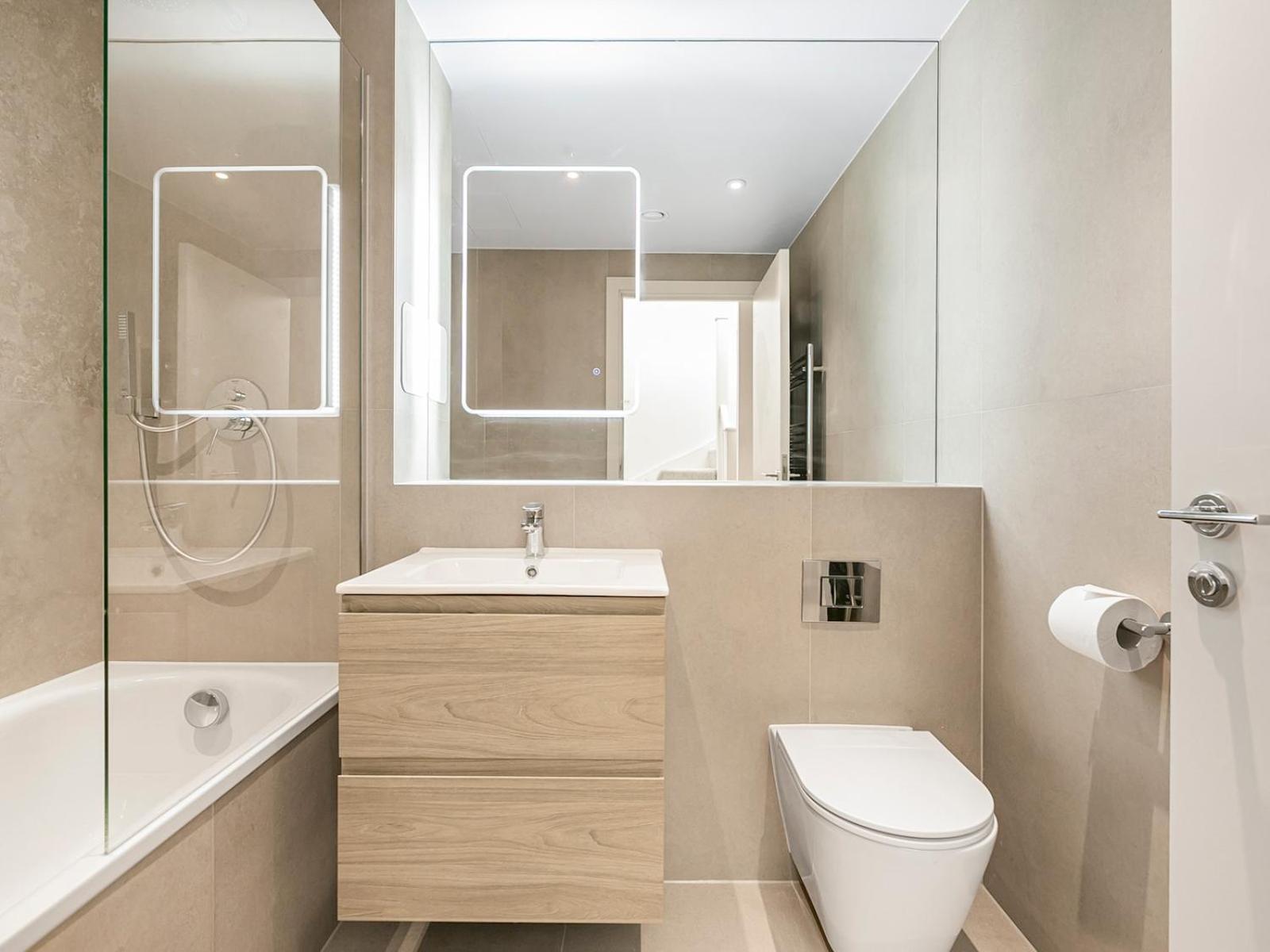 Pass The Keys Chic 3-bedroom Retreat With Private Balcony Appartement *