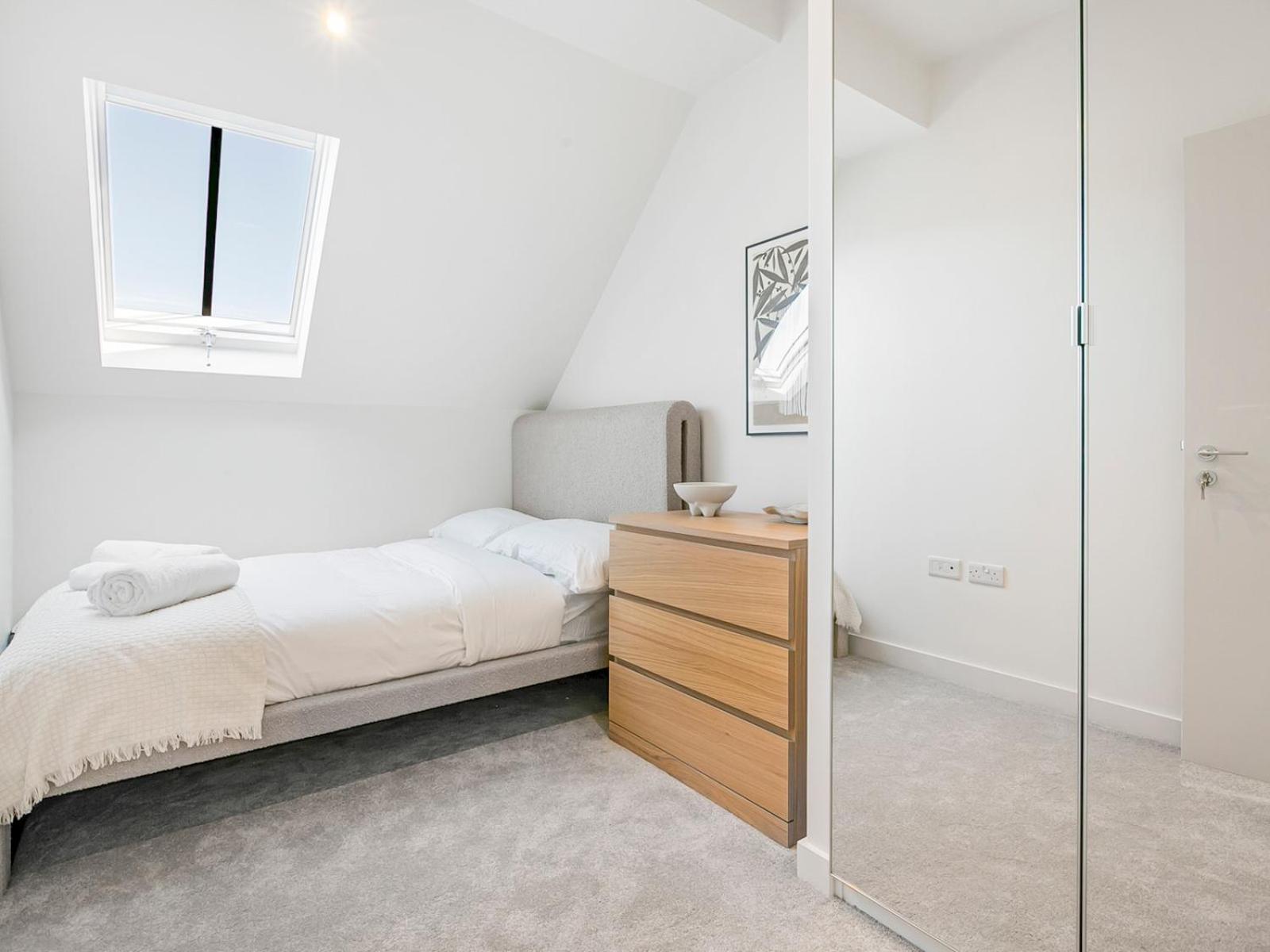 Pass The Keys Chic 3-bedroom Retreat With Private Balcony Appartement *