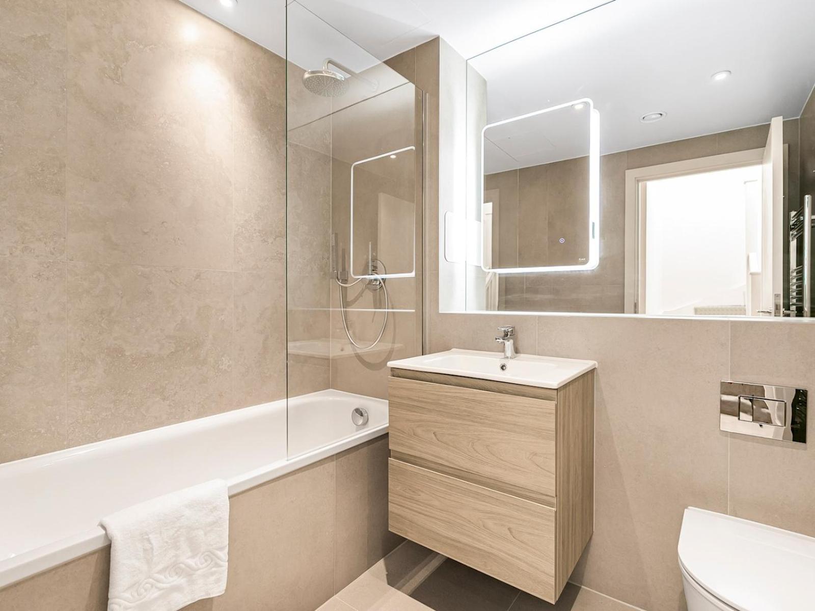Appartement Pass The Keys Chic 3-bedroom Retreat With Private Balcony *