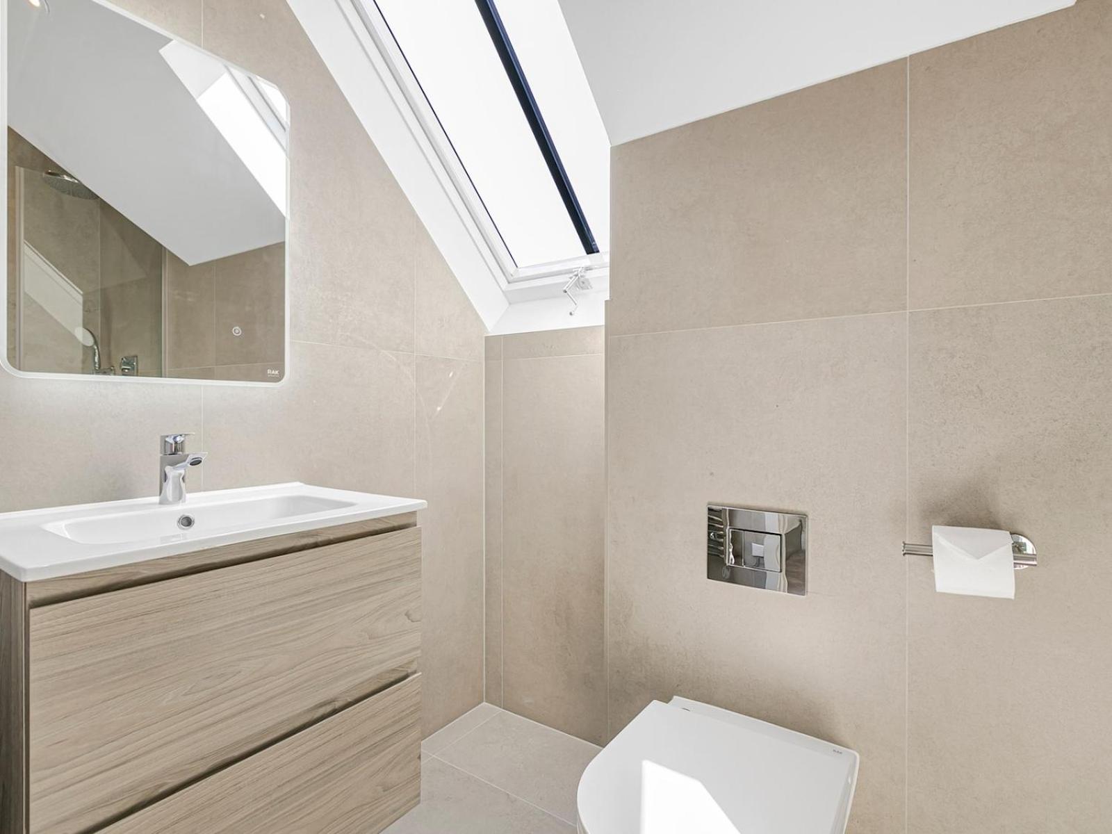 Pass The Keys Chic 3-bedroom Retreat With Private Balcony *