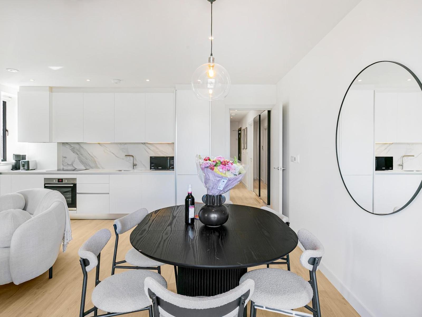 Pass The Keys Chic 3-bedroom Retreat With Private Balcony *