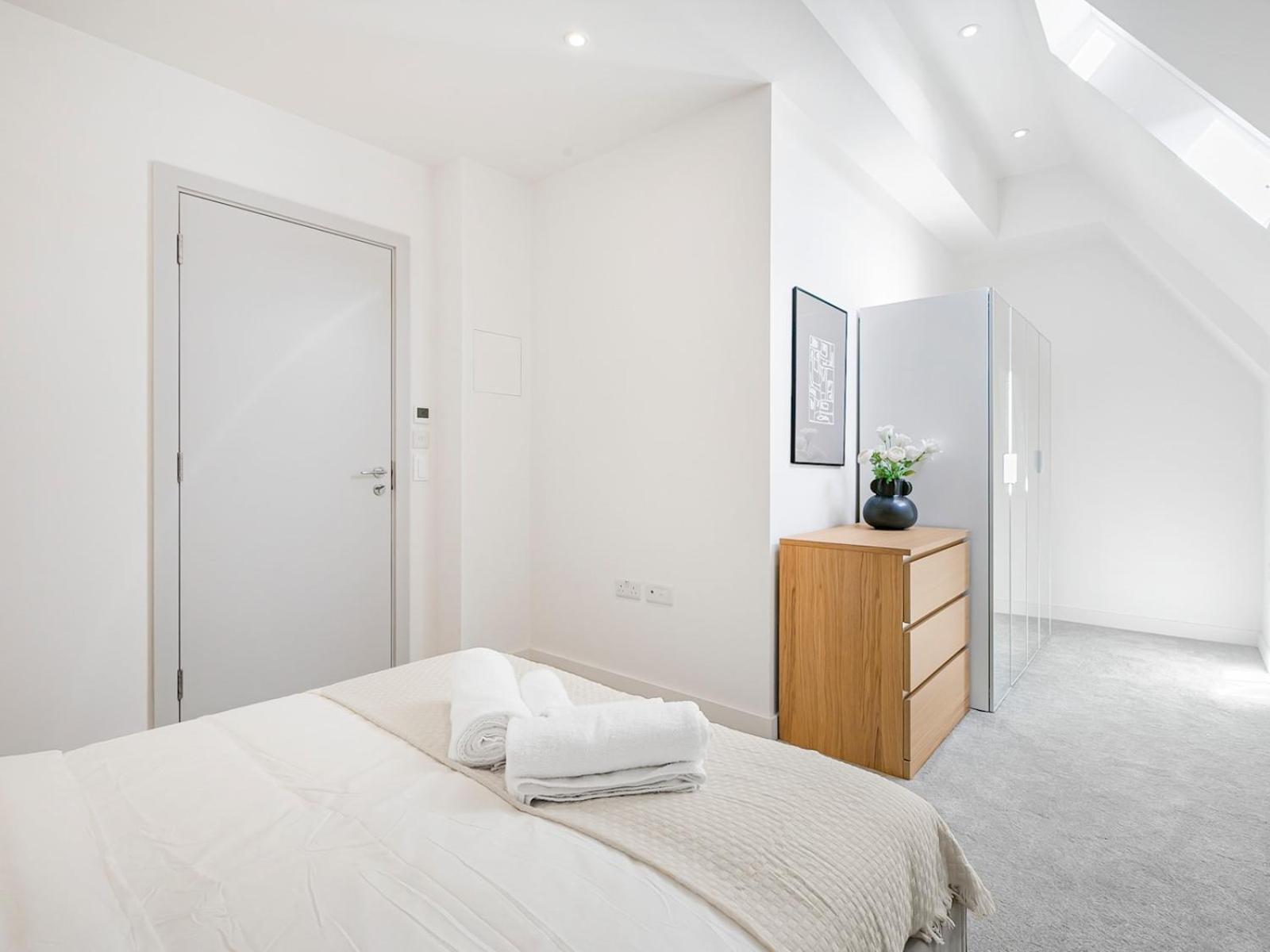 Pass The Keys Chic 3-bedroom Retreat With Private Balcony