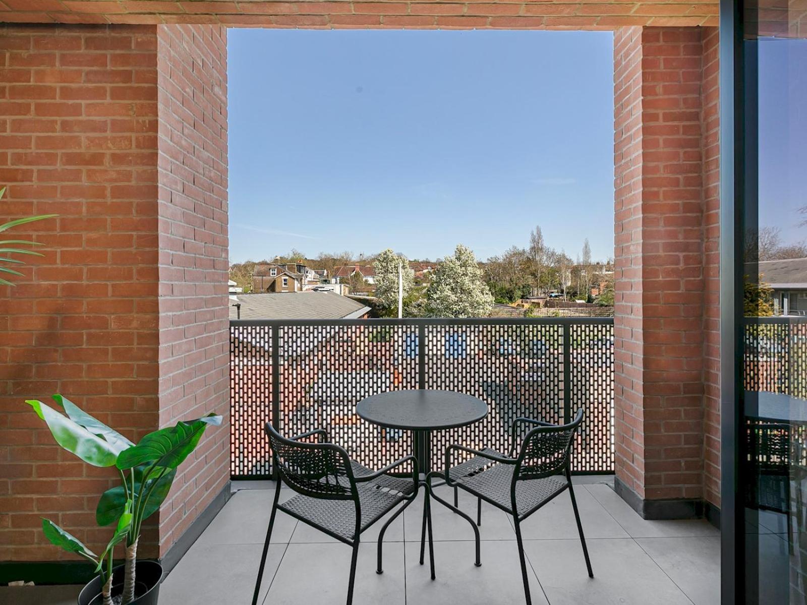 Pass The Keys Chic 3-bedroom Retreat With Private Balcony