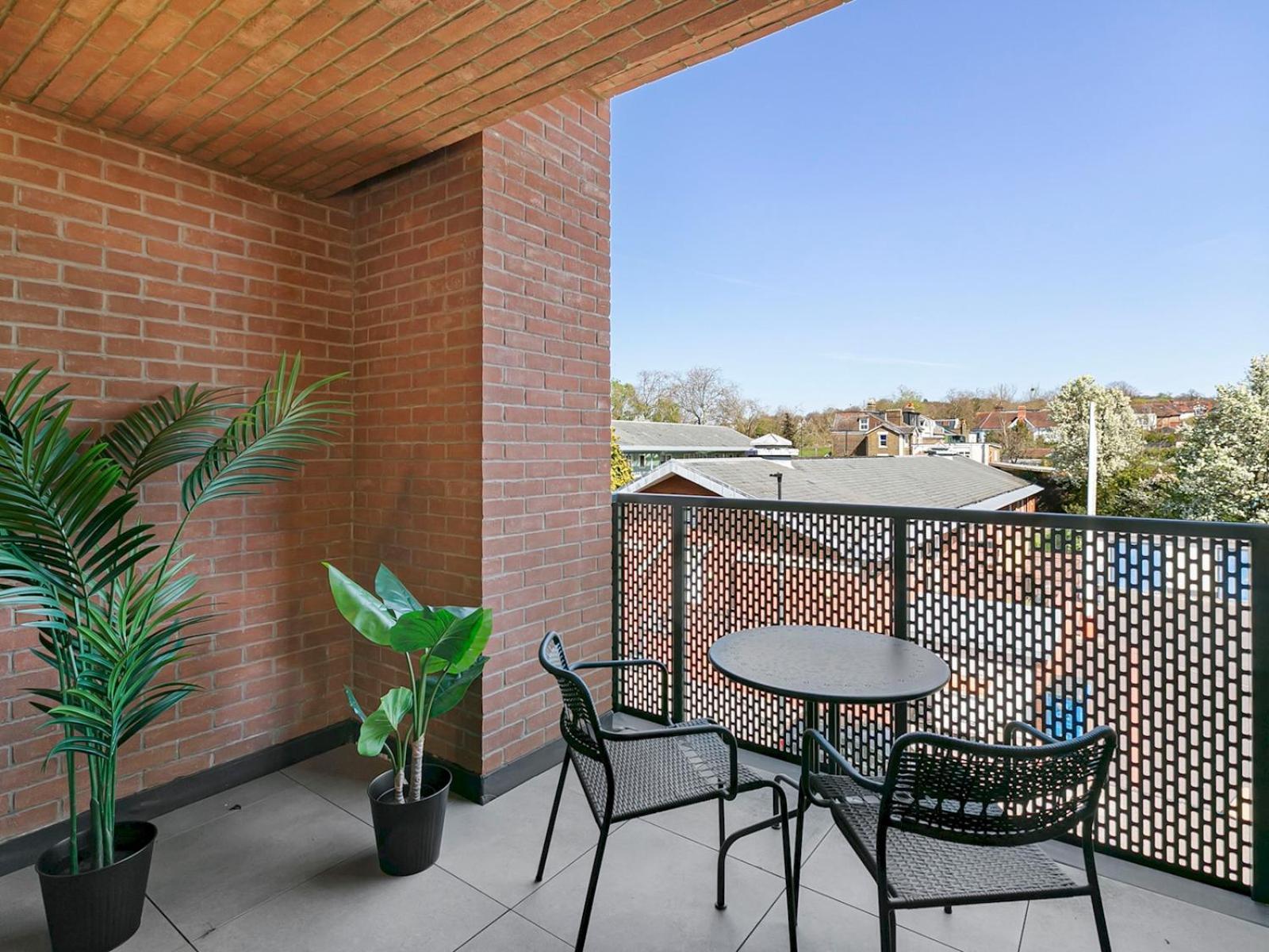 Appartement Pass The Keys Chic 3-bedroom Retreat With Private Balcony